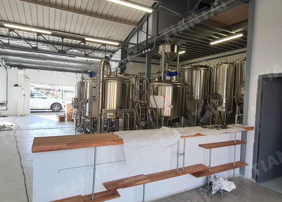 10hl Micro beer brewery under installation in New Caledonia